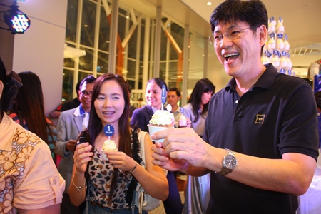 Prasong Nitinavakorn (right) and friends enjoy some birthday cake during King Power Pattaya Complex’s 1st Anniversary.